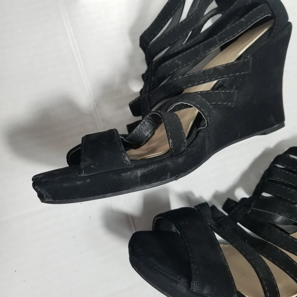 TOP MODA STRAPY BLACK WEDGE WITH ZIPPERS IN BACK SIZE 8